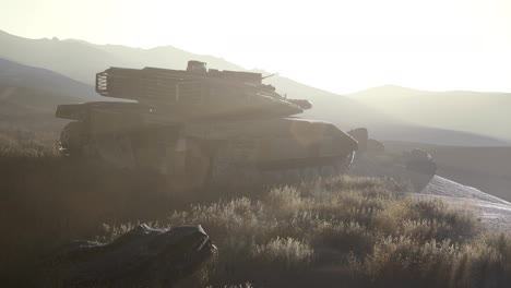 Alter-Rostiger-Tank-In-Der-Wüste-Bei-Sonnenuntergang